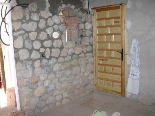 The walls of the kitchen are covered with stones from Rambla (November 20, 2004)