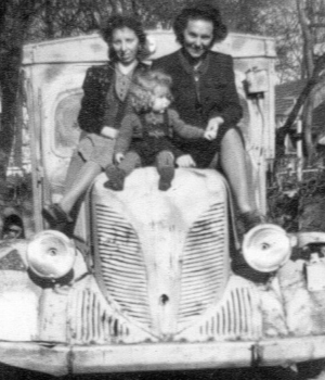 Mi madre (izq.) y yo a los 18 meses (agosto 1946)