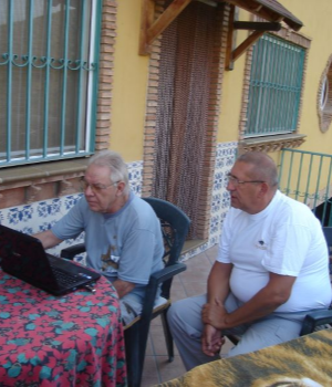 Dušan y yo exploramos la web (noviembre 2011)