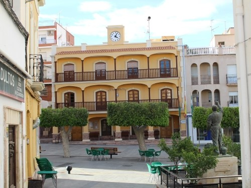 Ayuntamiento con monumento al recolector de naranjas