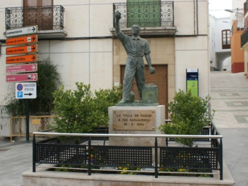 Monumento al Recolector de naranjas(2004)