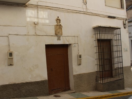 Antigua casa señorial con escudo de armas