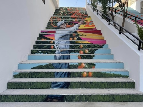 Una escalera decorada artísticamente en el Barrio 'El Llano'