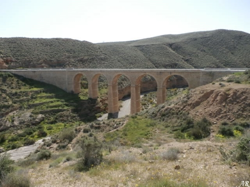 Un puente cercano donde el puenting es muy popular