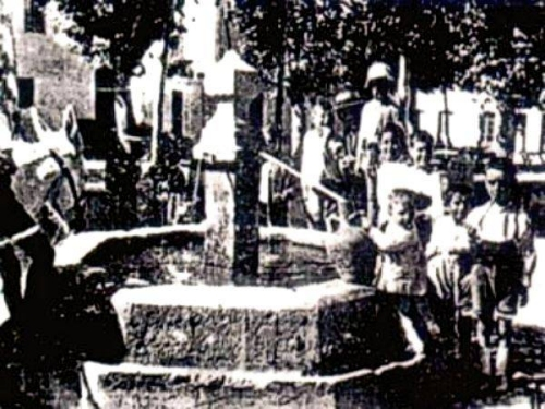 La Plaza del pueblo con una  fuente pública (alrededor de 1900)