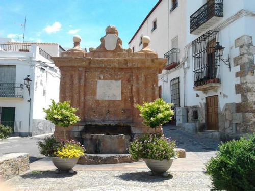 Fondón, Palacio del Rey Chico y Fuente de Carlos VI