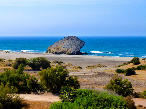 Playa de Monsul con la roca La Peineta