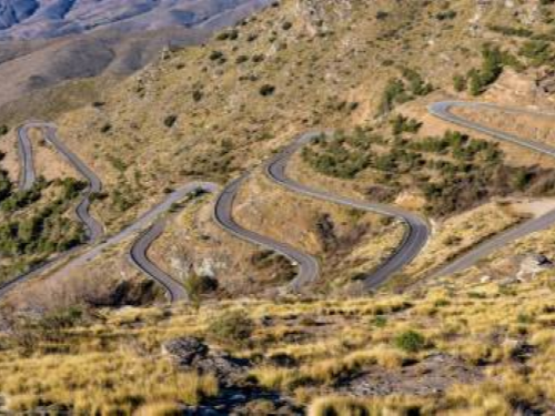 Camino sinuoso hacia Velefique