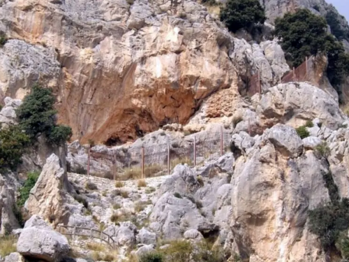 Entrada a la Cueva de los Letreros